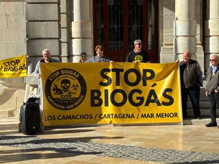 Amplia respuesta ciudadana en la concentración ante el Ayuntamiento en defensa de un urbanismo sin macroplantas de biogás
