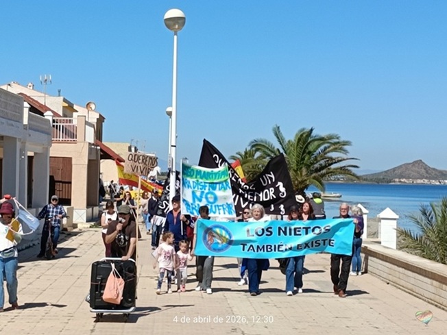 Una Gran Marcha recorre Los Nietos por los Derechos del Mar Menor