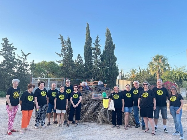 Los Camachos celebra San Juan con la quema de una maqueta de la macroplanta de biogás como acto de rechazo vecinal